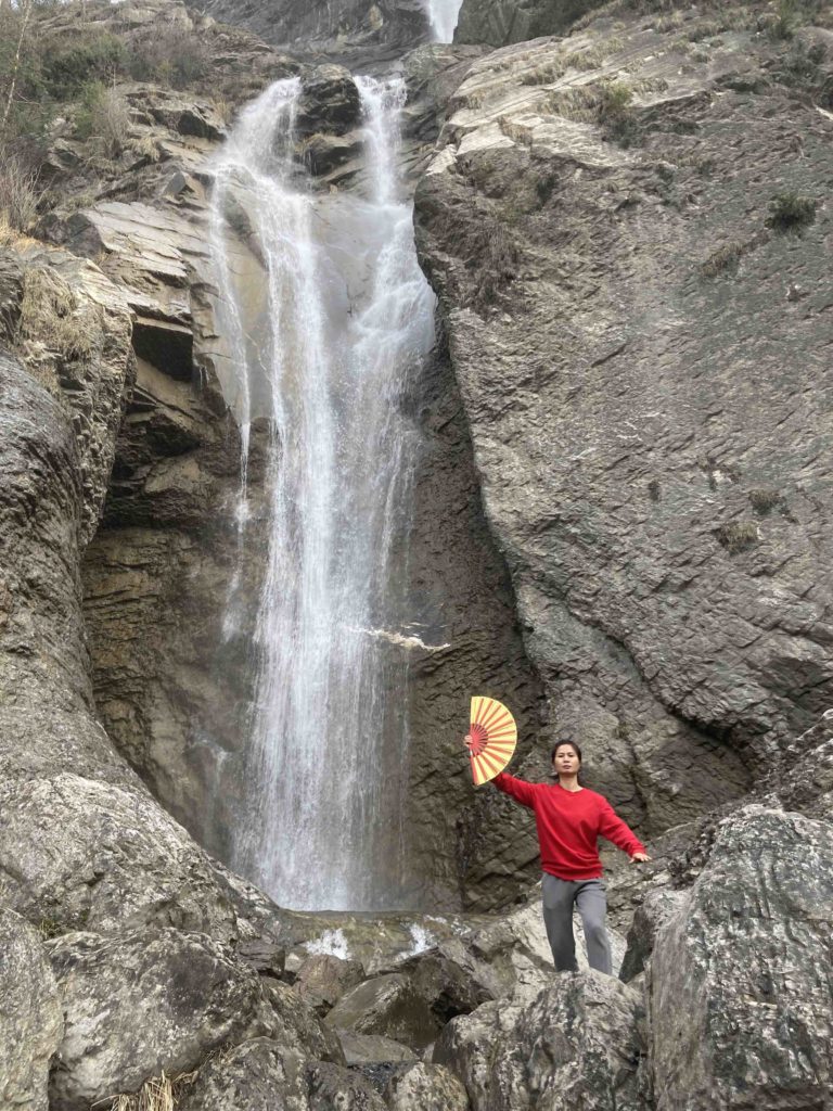 Taichi de l'éventail en montagne